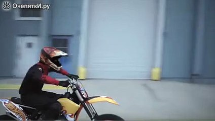 Мотоциклист трюк с грузовиком