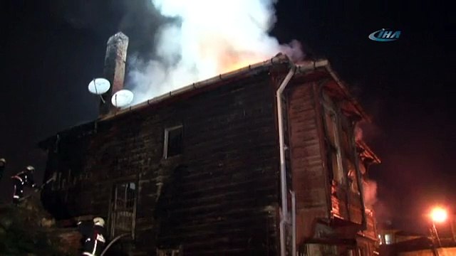 Fatih’te ahşap binada yangın