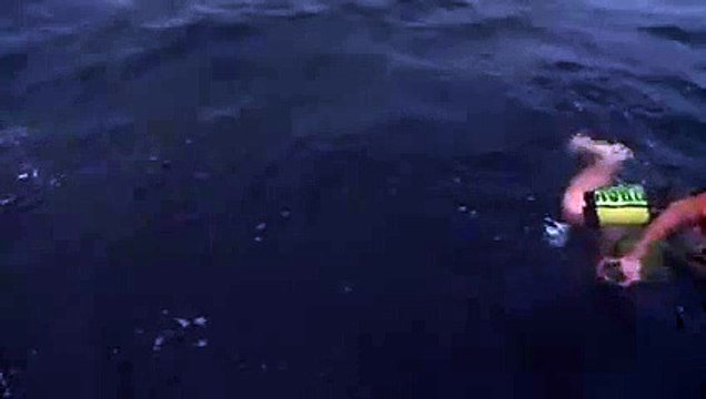 Az kalsın köpek balığına yem oluyordu