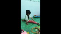 Chuyện lạ Việt Nam - Bất ngờ với khả năng uốn dẻo của em bé 4 tuổi này