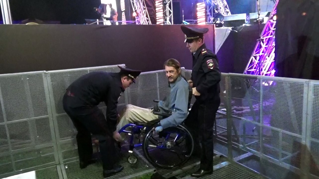 Полицеские помогают человеку на коляске попасть Фан-Зону на Open-Air(20 сентября ДЕНЬ РОЖДЕНИЯ VEGAS и МУЗ-ТВ)