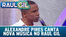 Alexandre Pires canta música nova no Raul Gil