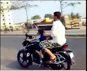 clip cậu bé 4 tuổi chạy xe máy phân khối lớn