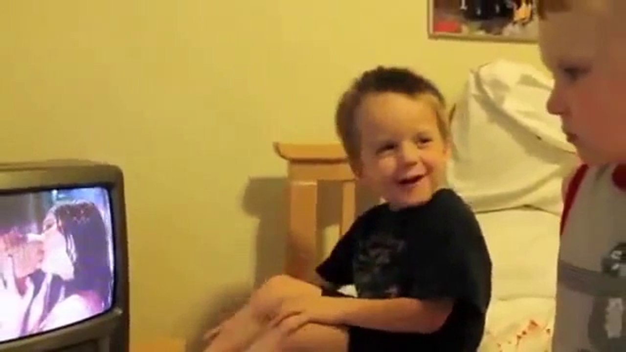 KIDS FUNNY REACTION TO SPIERMAN KISSING