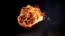 Cracheur de feu filmé en slow-motion - Boule de feu impressionnante