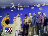 Hardik Patel gets showered with money in Surat - Tv9 Gujarati