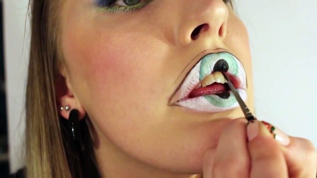 Elle trace une ligne au dessus de sa lèvre! Vous n'en croirez pas vos yeux en voyant le résultat!