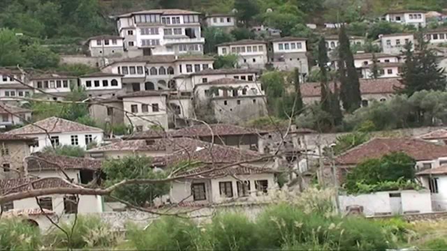 Berat, lumi Osum qelbet nga ujrat e zeza dhe mbetjet urbane