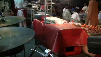 Takka Tak Ghurdey kapoorey (Lahore Food, Desi Khana)