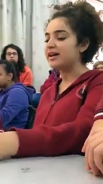 Hot Arabic girl singing song!!! Wah Kia Awaz hai
