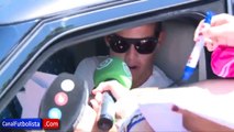 James Rodriguez para a la salida del entrenamiento para firmar autógrafos a sus fans • 19