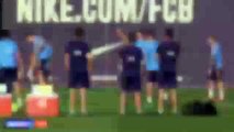 Vulgar gesto de Gerard Piqué a un compañero durante el entrenamiento del Barcelona • 2015
