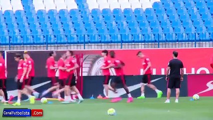 El hijo de Jackson Martínez se divierte jugando fútbol en el estadio Vicente Calderón • 2015