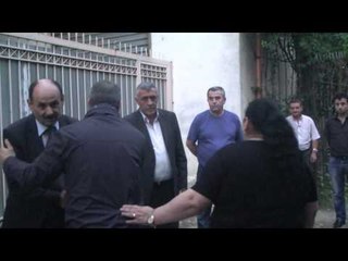 Tahiri 20 minuta në familjen e komandantit të vrarë në detyrë