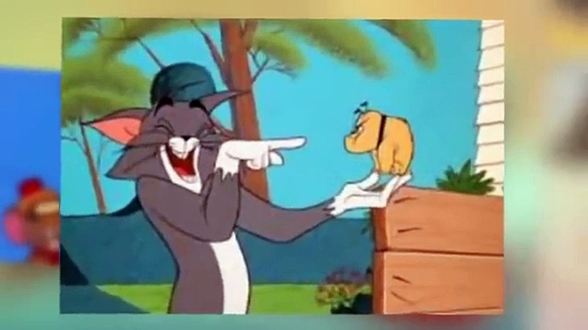 Том смеется
