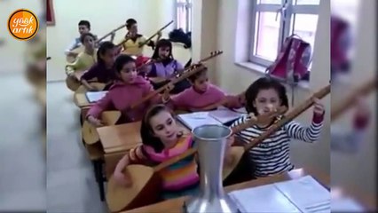 Tüm sınıf aynı anda tek bir parçayı çalıp söylediler.