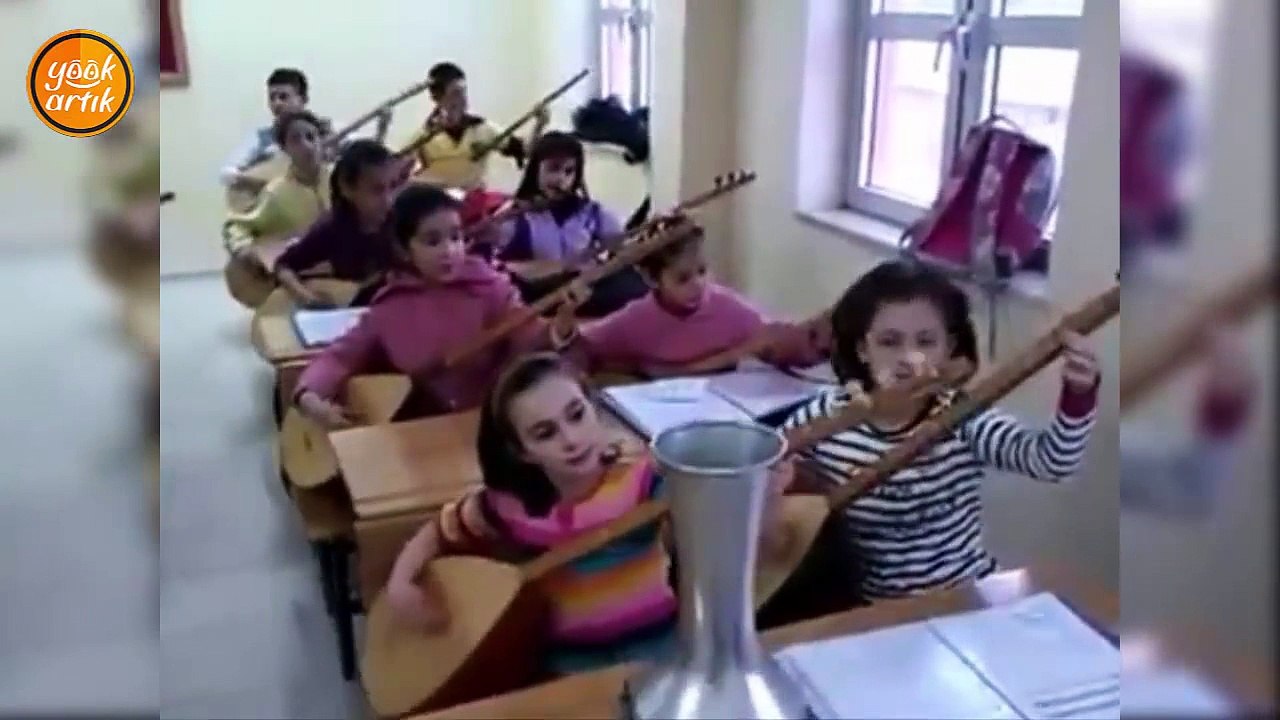 Tüm sınıf aynı anda tek bir parçayı çalıp söylediler.