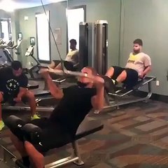 Seksi kız spor salonunda