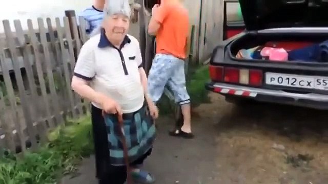 БАБУЛЯ ВСПОМНИЛА МОЛОДОСТЬ!