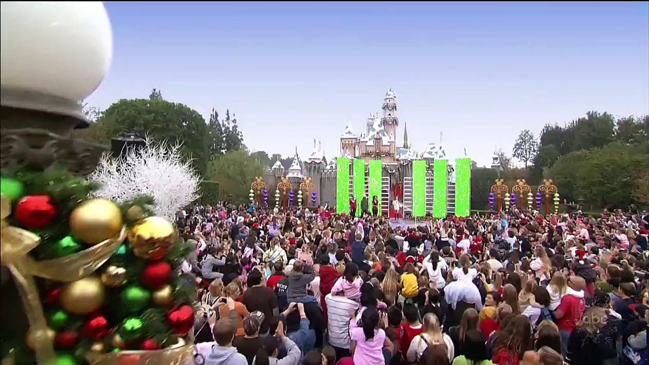 Miley Cyrus - All I Want For Christmas [Live]