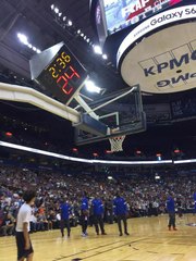 Blake Griffin fait tomber l'horloge des 24 secondes sur un dunk