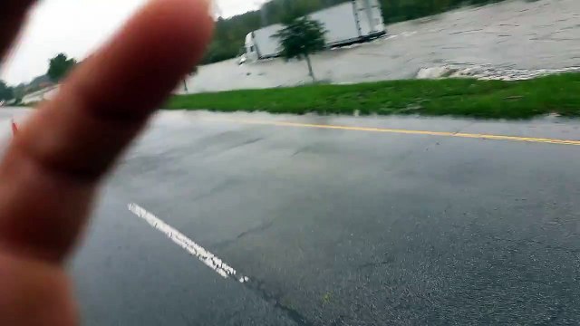 Aux Etats-Unis, les inondations ne font pas peur à ce routier intrépide !