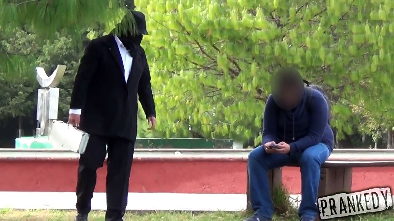 Vendiendo Droga | Sicario Cobrando Droga | Bromas de risa | Bromas pesadas | Prankedy