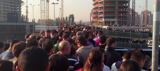 Metrobüs yolunda insan seli