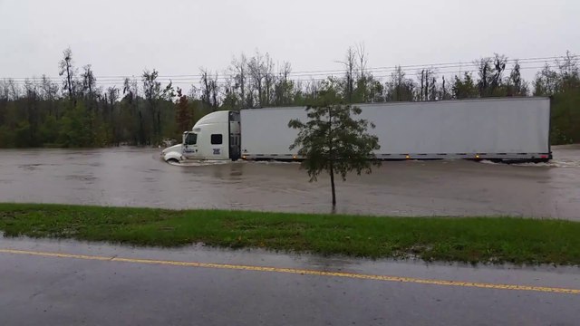 Semi Truck driver gets into massive flood and don't give a damn in South Carolina