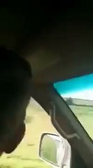 Un réservoir d'eau se ballade sur le bord de la route