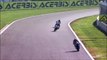 Accident de moto impressionnant pendant une course