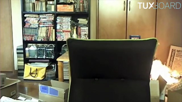 En jouant avec des allumettes, il met le feu à sa chambre