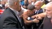 Air France: les chemises de dirigeants arrachées par des manifestants