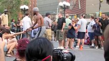 En pleine rue à New-York, accrobate fait une chose incroyable sur cette dame