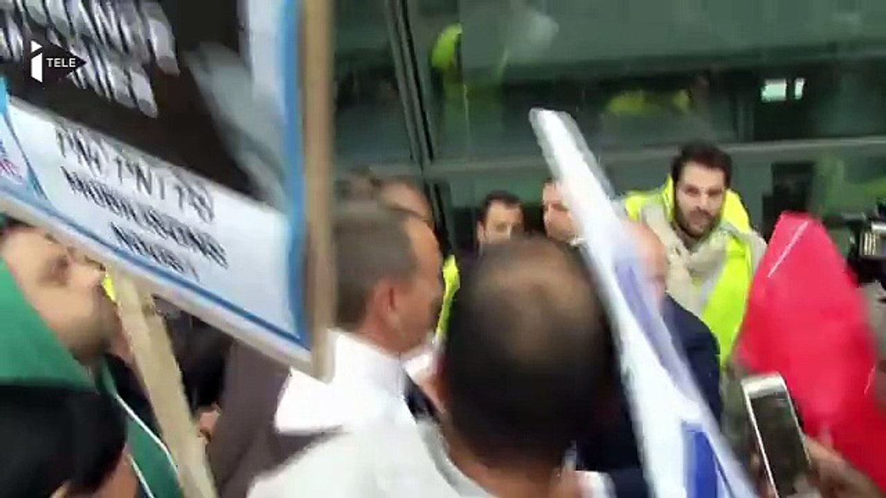 Deux directeurs d'Air France agressés par des salariés