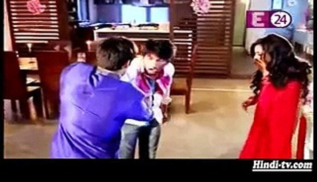 Ragini ko Sabak Shikhane ke chakkar mein Sanskar ne Maar Diya Lakshya ko Chaaku - 5 october 2015 - Swaragini