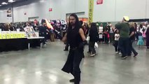 Un cosplayer qui maîtrise parfaitement les mouvements de son personnage