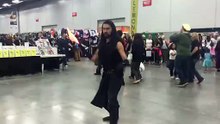 Un cosplayer qui maîtrise parfaitement les mouvements de son personnage