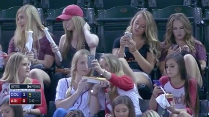 Elles préfèrent le selfie "hot dogs" ou "churros" au match de Baseball