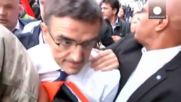 Trabajadores de Air France invanden la reunión del comité de empresa y agreden a directivos, tras comunicarse el recorte de 2.900 trabajadores