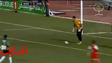 Un gardien fou tente une roulette devant son but - Malik Asselah, du CR Belouizdad.