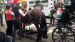 Un cheval déshydraté fait un malaise en pleine rue pendant une parade