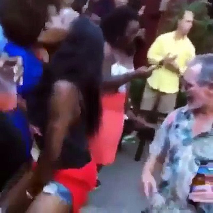 Papy même la danse. Il est chaud !!!