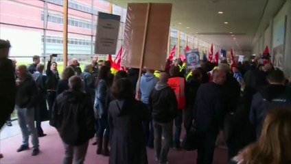 Deux dirigeants d’Air France agressés et déshabillés par les salariés