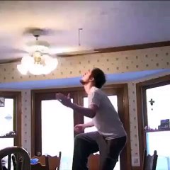 Il colle sa tête à un ventilo