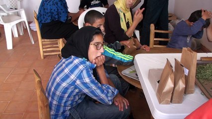 Mise en sachets des plantes aromatiques cultivées par les enfants accueillis à l'association Ourika Tadamoune