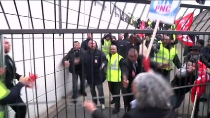 2900 kişiyi kovmaya çalışan Air France yöneticileri işçilerden dayak yedi