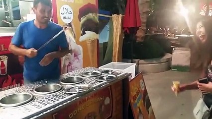 Turist Kız Yurt Dışında Maraş Dondurmacısıyla Karşılaşırsa