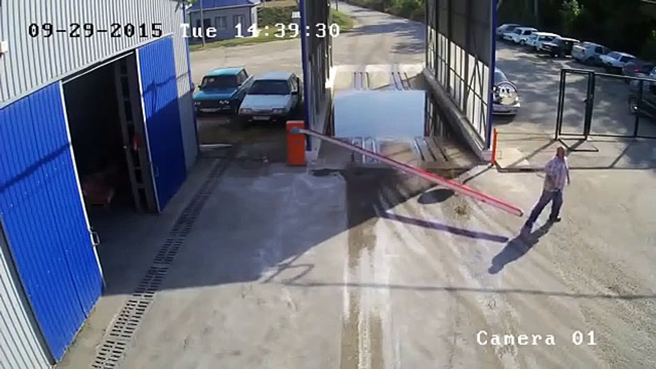 2 filles foncent dans une barrière en scooter