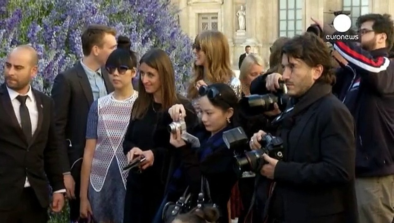 Dior cubre de azul la Semana de la Moda de París